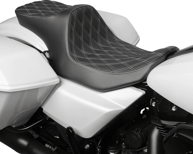 DRAG SPECIALTIES SEATS 0801-1932 Predator III 2-Up Seat - Vinyl - Double Diamond - Silver Stitching - FLT/FLH '23-'24 — image 2 of 4
