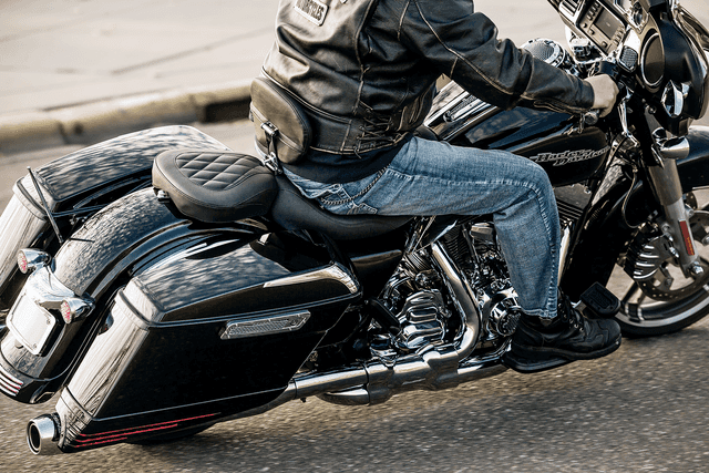 MUSTANG 0810-1927 Wide Tripper™ Solo Seat - With Removable Driver Backrest - FL '08-'25 — image 4 of 5