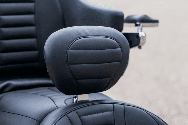MUSTANG 0822-0370 Removable Driver Backrest - Tuck and Roll - FL '08-'25 — image 3 of 8