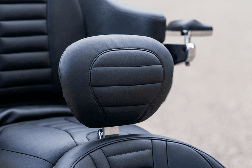 MUSTANG 0822-0370 Removable Driver Backrest - Tuck and Roll - FL '08-'25 — image 3 of 8